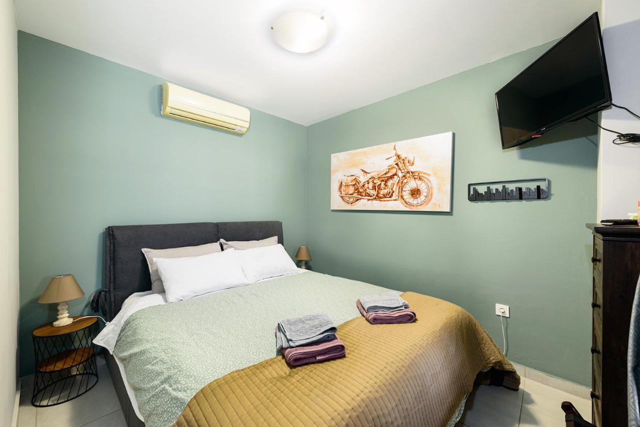 Patras' Hitech Apartment Экстерьер фото